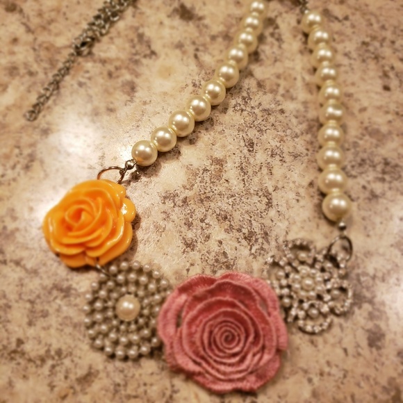 Pearl Flower Necklace - Picture 1 of 4